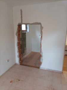 Rušenje pregradnog zida u stanu Beograd