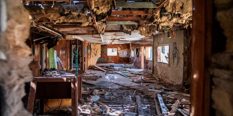 Rušenje karatavana u stanu u Beogradu – skidanje starog plafona i priprema prostora za renoviranje